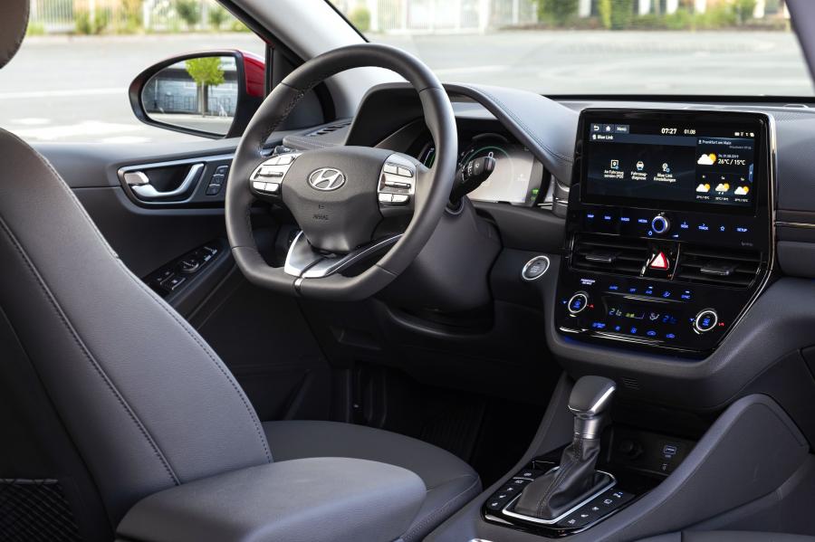 Интерьер Hyundai IONIQ plug-in (AE) 2019 года  (WW) (фото 28 из 45)